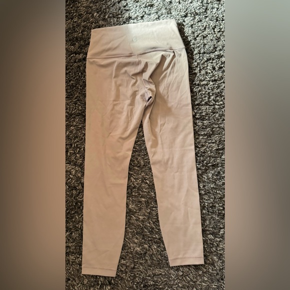 Lululemon Wunder Unders. Size 8. 25 inch length. - Picture 4 of 5